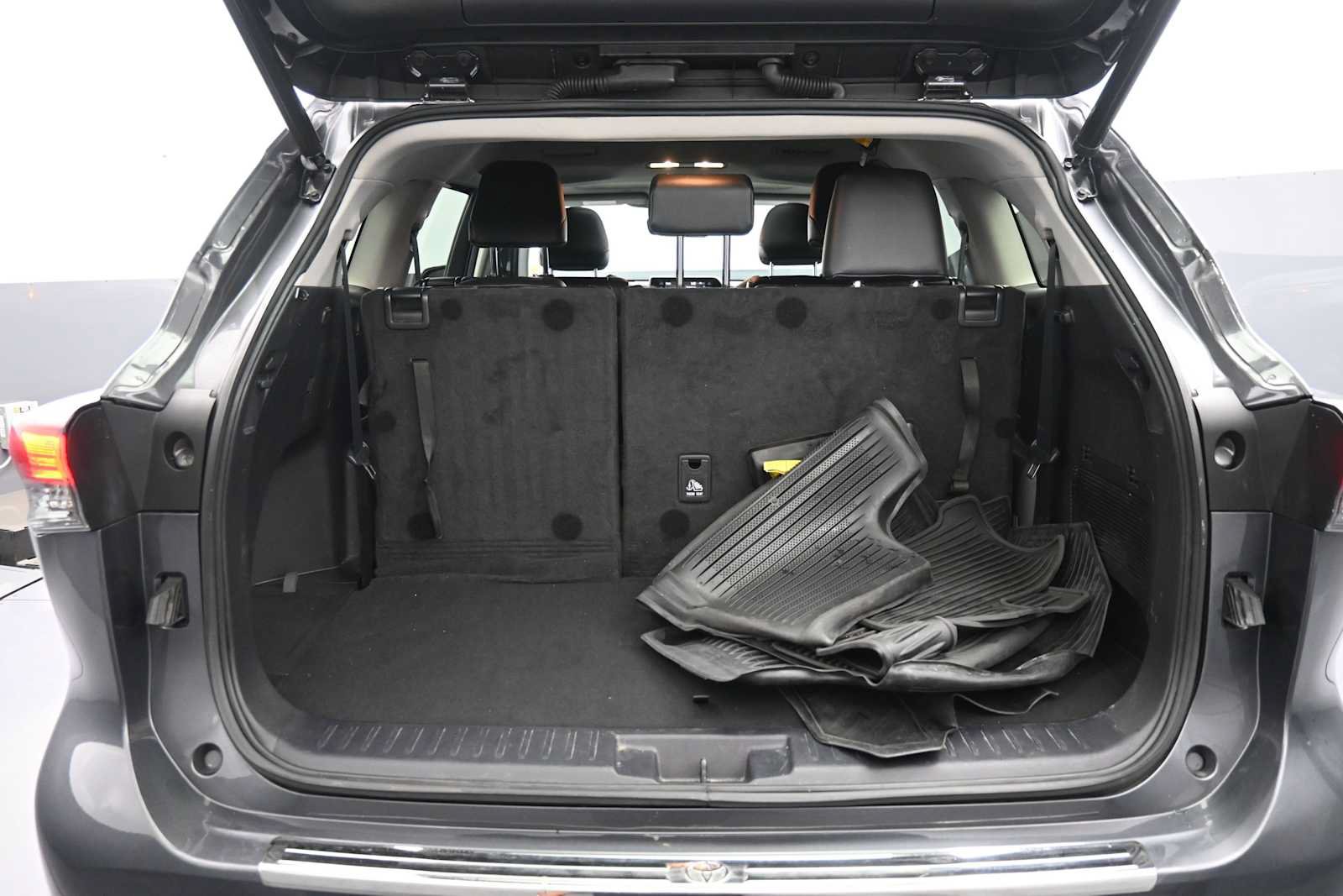 Used 2022 Toyota Highlander XLE AWD/4WD image 22