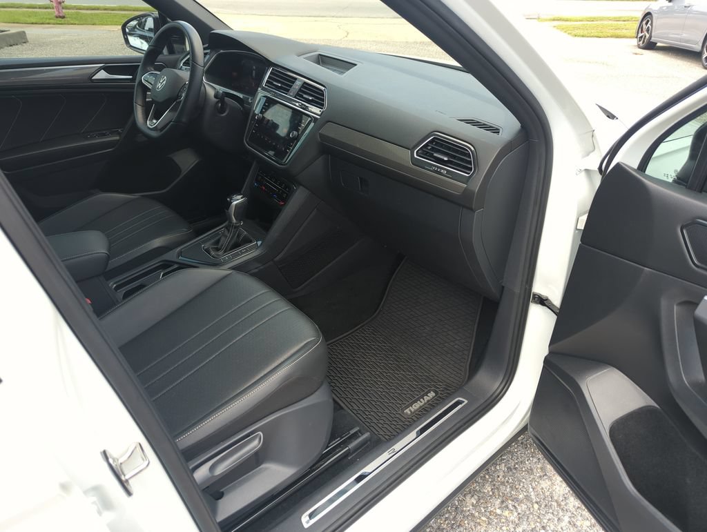 Certified 2023 Volkswagen Tiguan SE R-Line FWD image 36