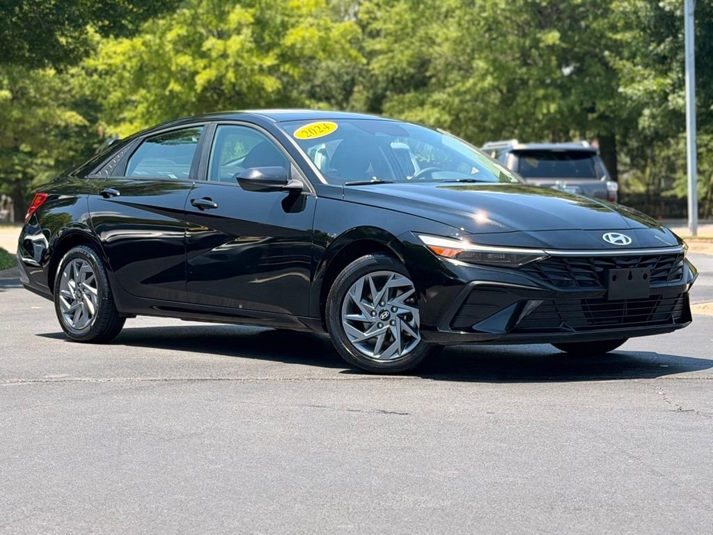 Used 2024 Hyundai Elantra SEL FWD image 2
