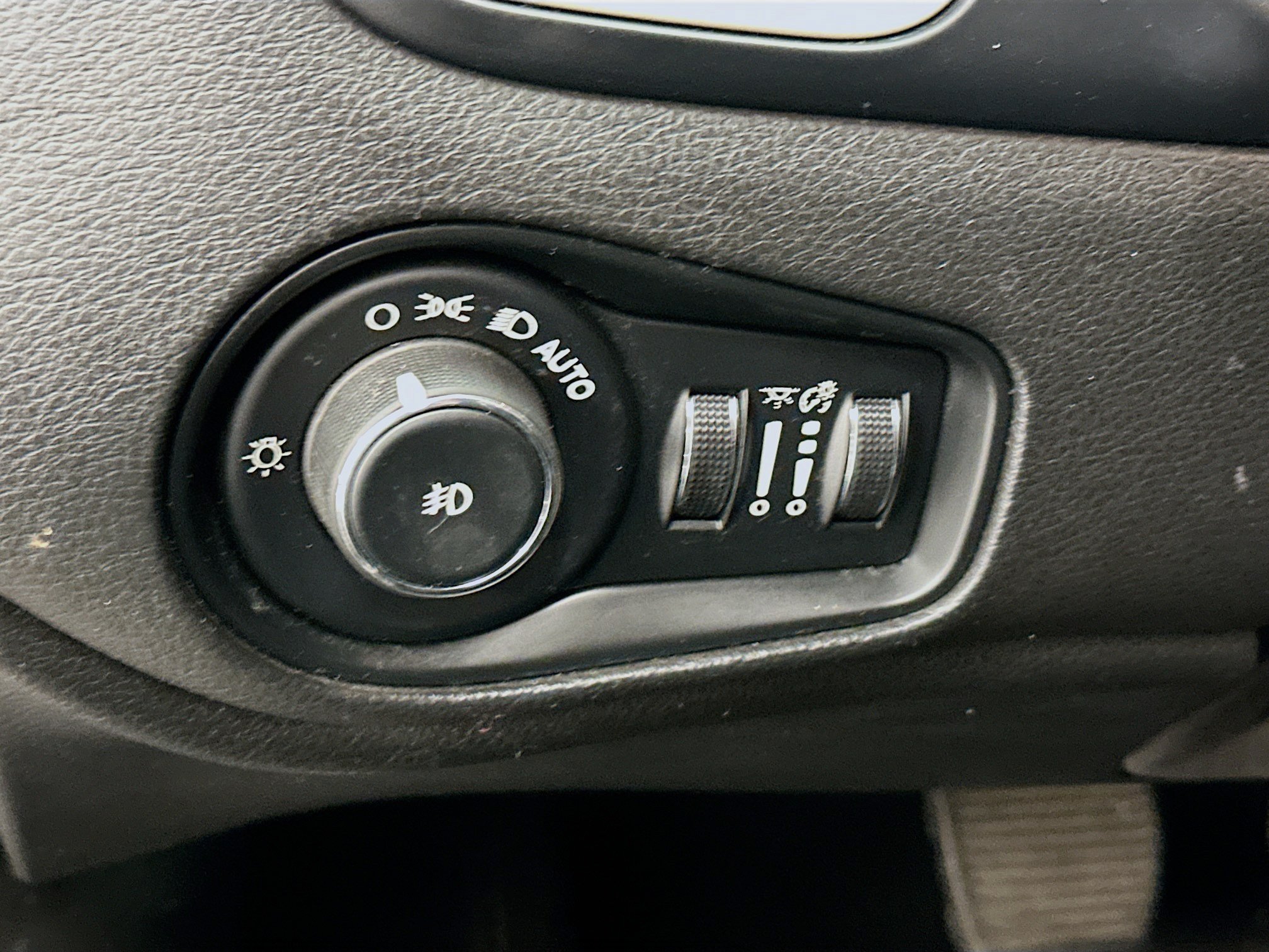 Used 2015 Jeep Renegade Latitude FWD image 17