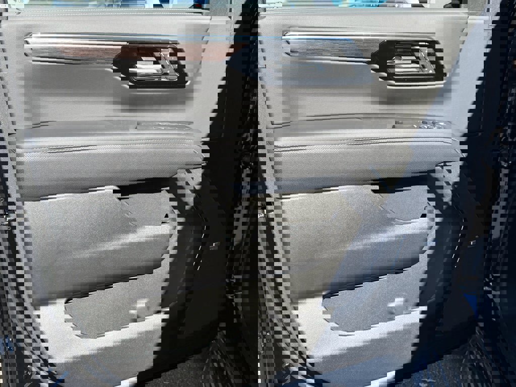 New 2026 Chevrolet Suburban Premier image 8