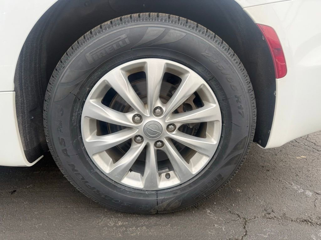 Used 2018 Chrysler Pacifica Touring-L image 33