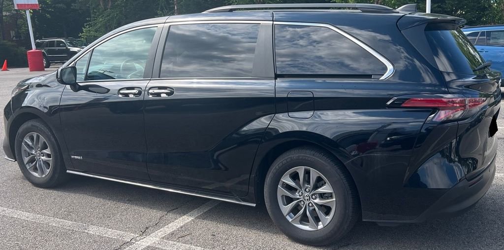 Used 2021 Toyota Sienna XLE w/ XLE Plus Package FWD image 4