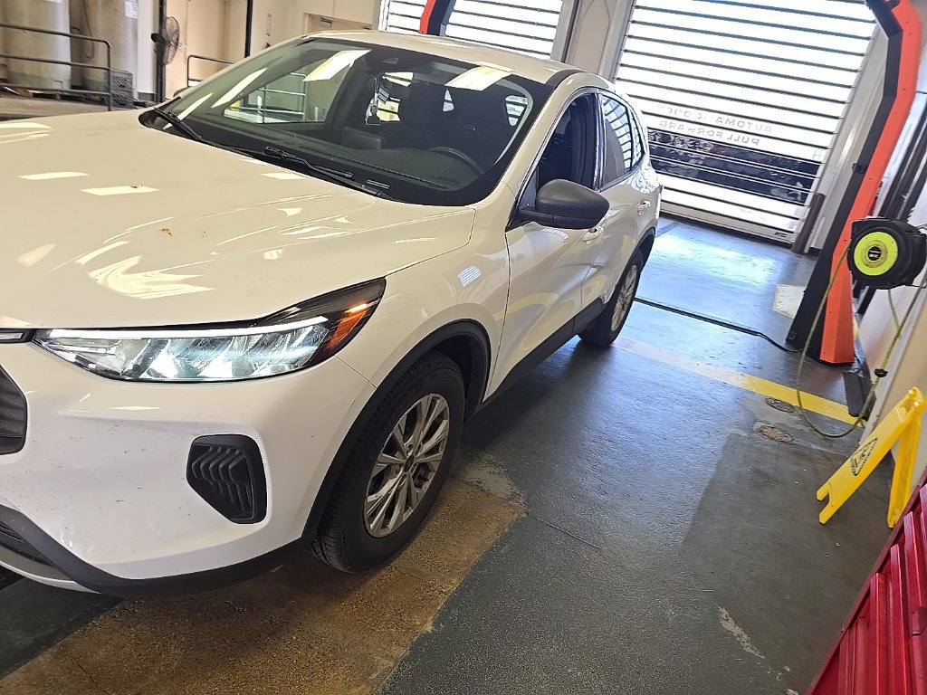 Used 2023 Ford Escape Active AWD/4WD image 2