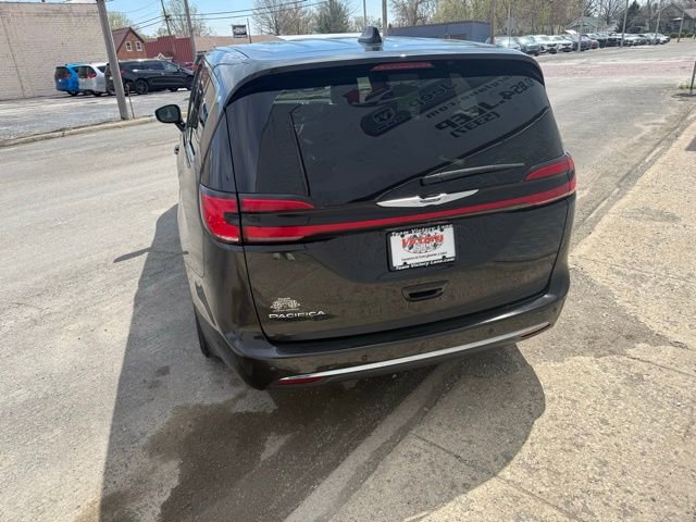 Used 2023 Chrysler Pacifica Touring-L image 3