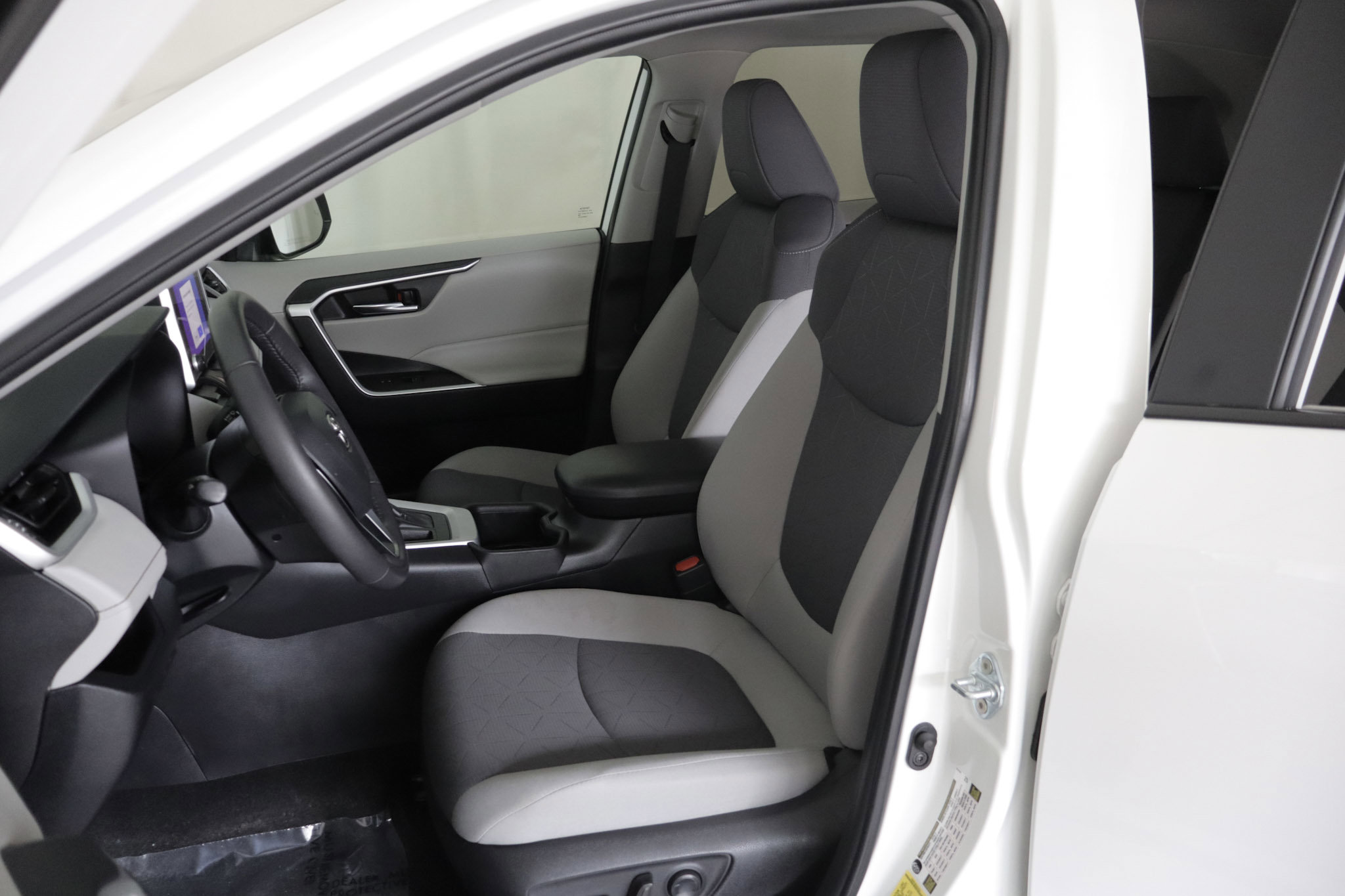 Used 2024 Toyota RAV4 XLE w/ Convenience Package image 9