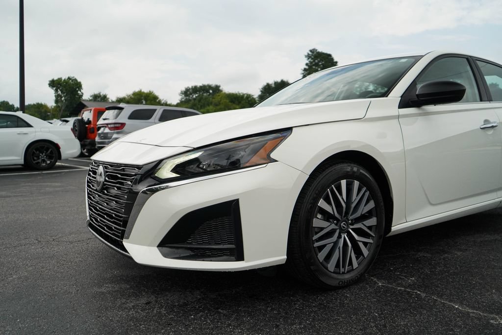 Used 2025 Nissan Altima 2.5 SV FWD image 17