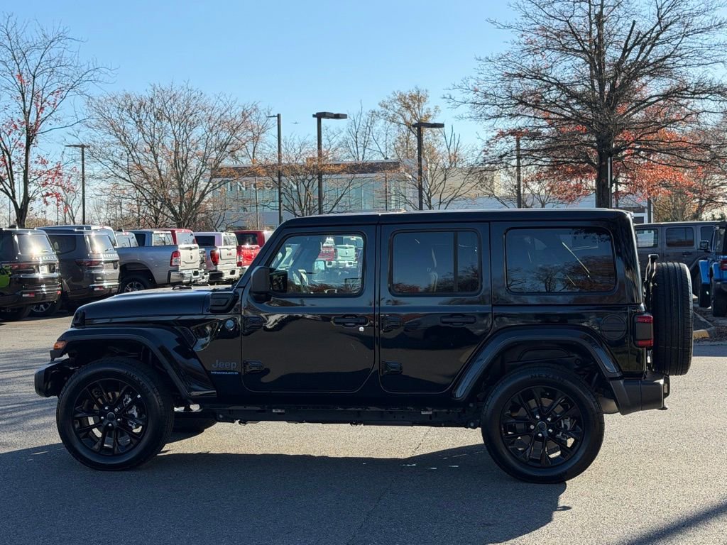 Used 2025 Jeep Wrangler Unlimited Sahara w/ Safety Group image 10