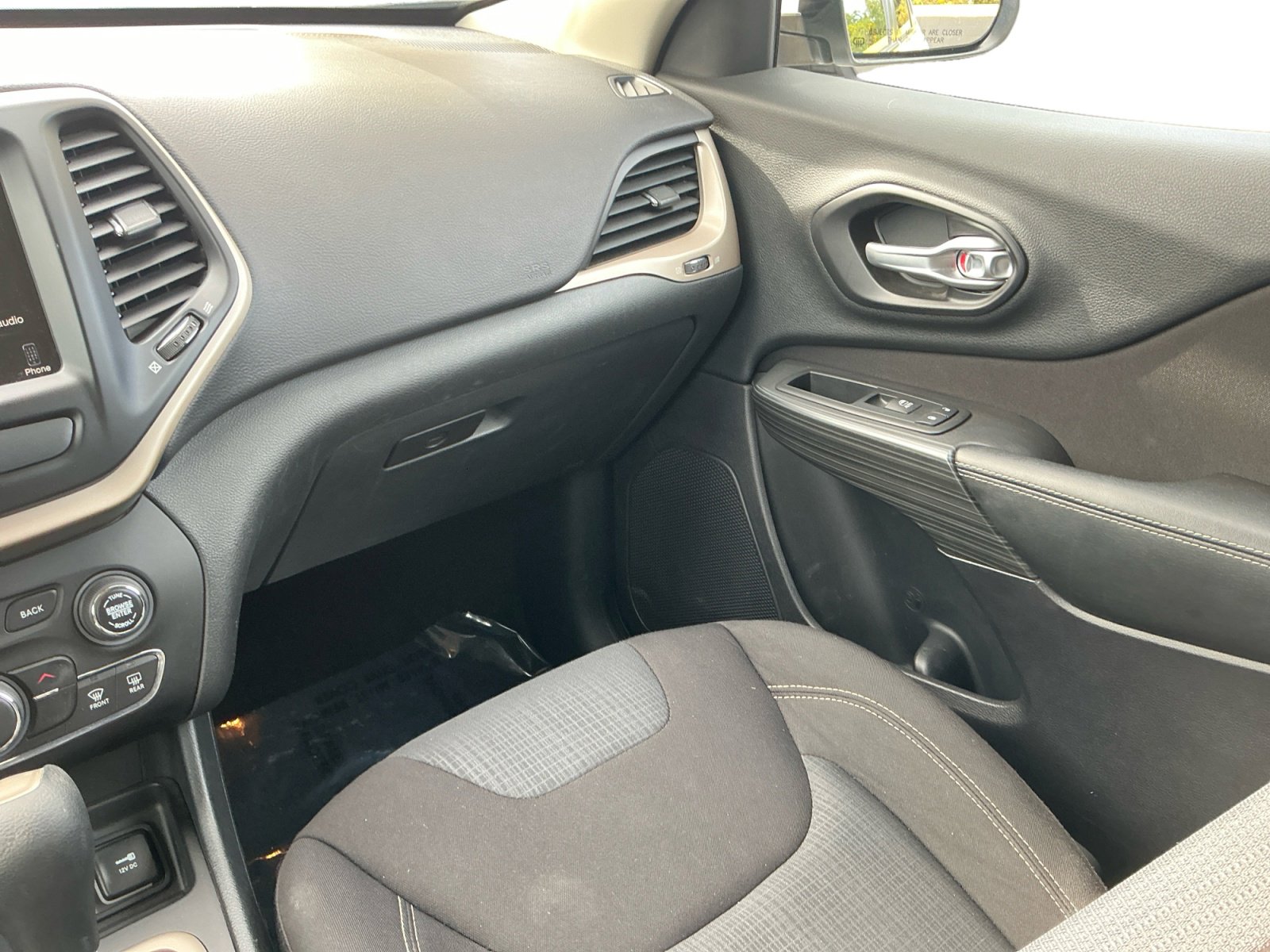 Used 2016 Jeep Cherokee Latitude w/ Safety/Convenience Group FWD image 12