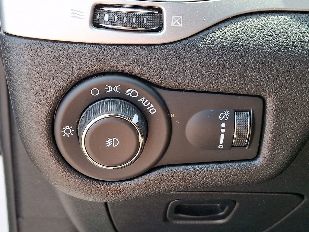 Used 2022 Jeep Cherokee Latitude w/ Sun & Sound Group AWD/4WD image 25