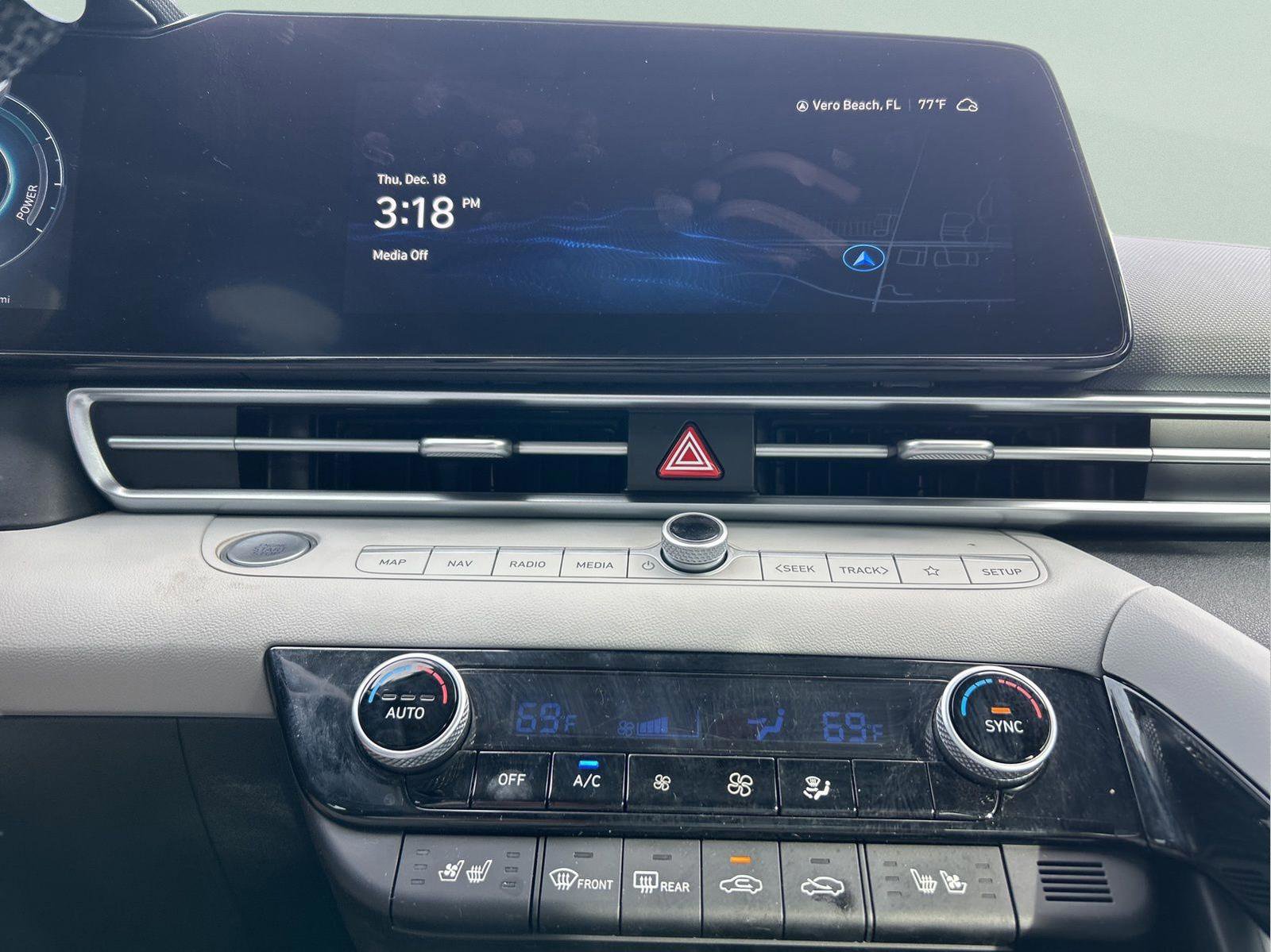 Used 2023 Hyundai Elantra Limited image 18