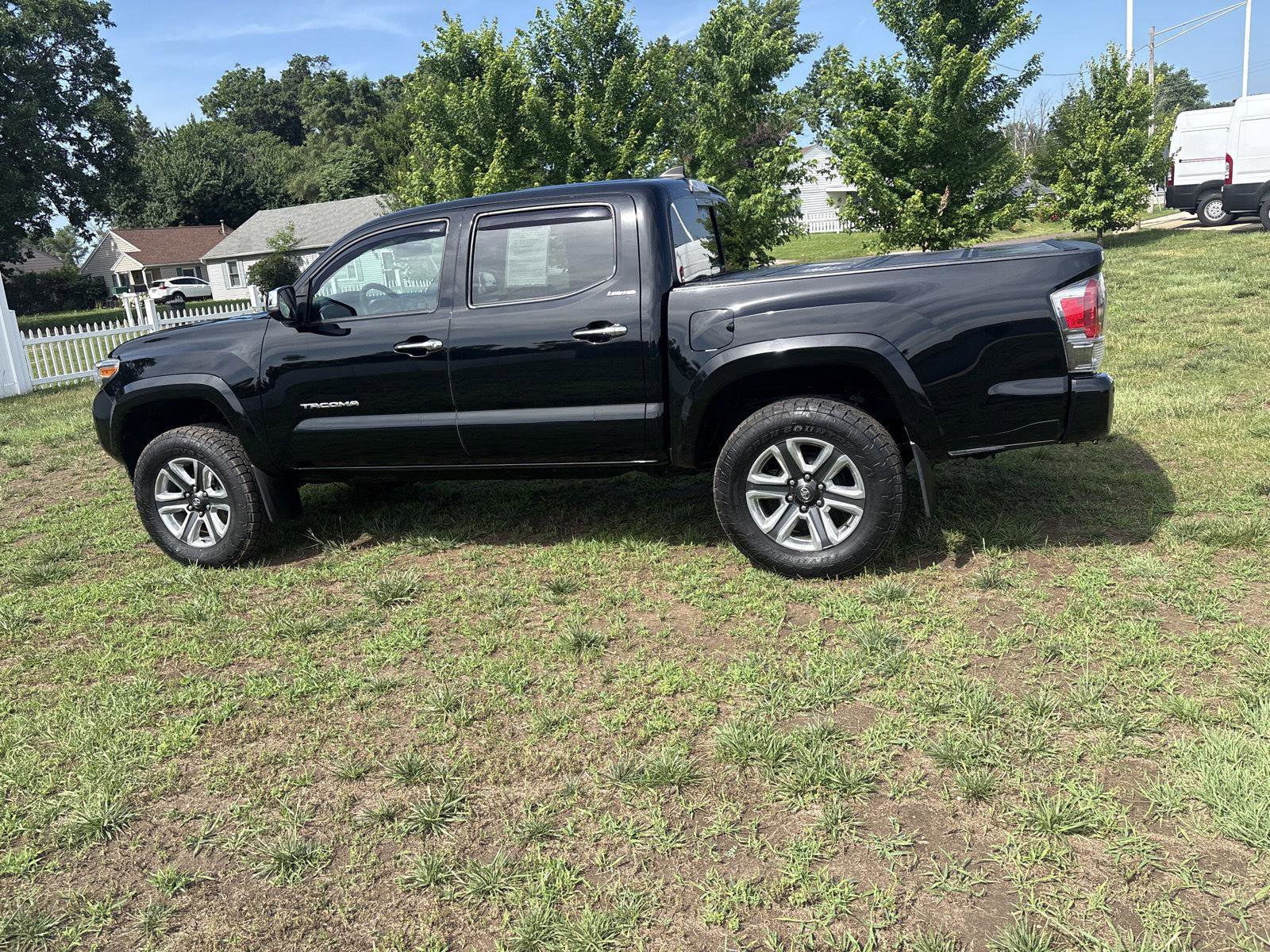 Used 2017 Toyota Tacoma Limited w/ Tow Package AWD/4WD image 8