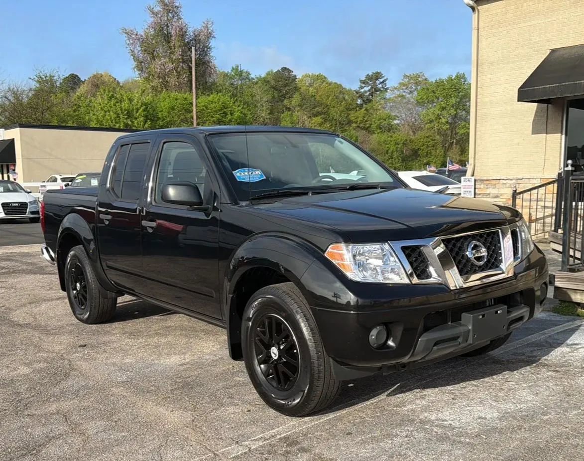 Used 2019 Nissan Frontier SV image 2