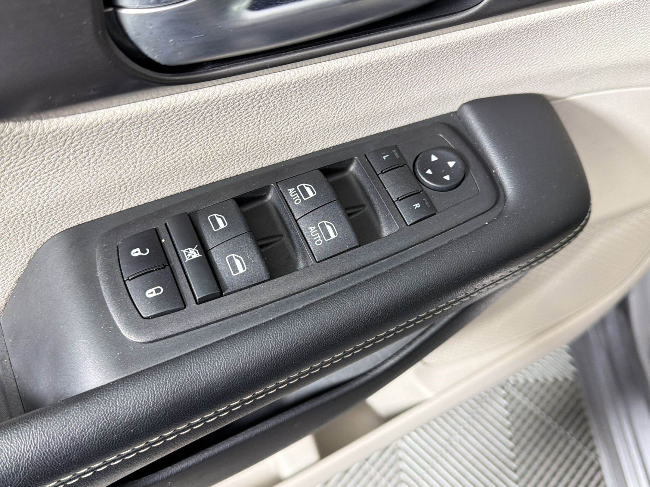 Used 2023 Chrysler Pacifica Touring-L FWD image 20