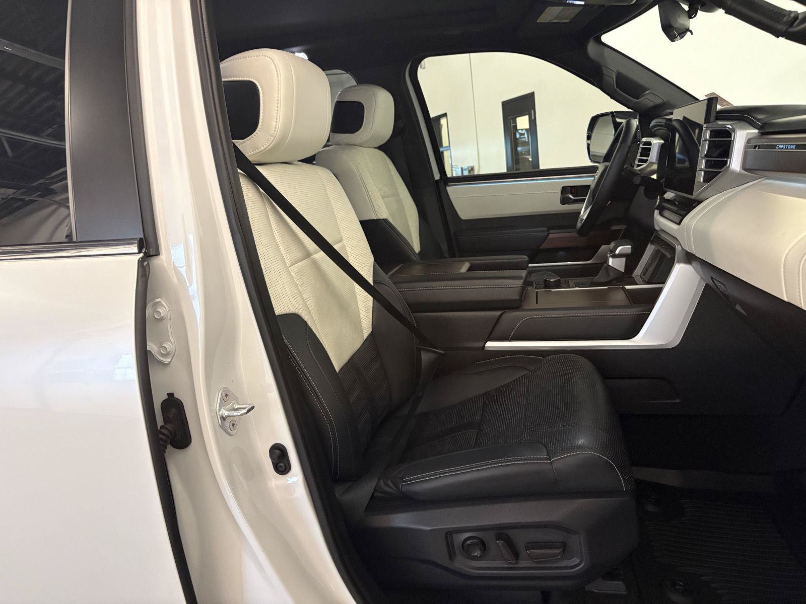 Used 2025 Toyota Sequoia Capstone AWD/4WD image 40
