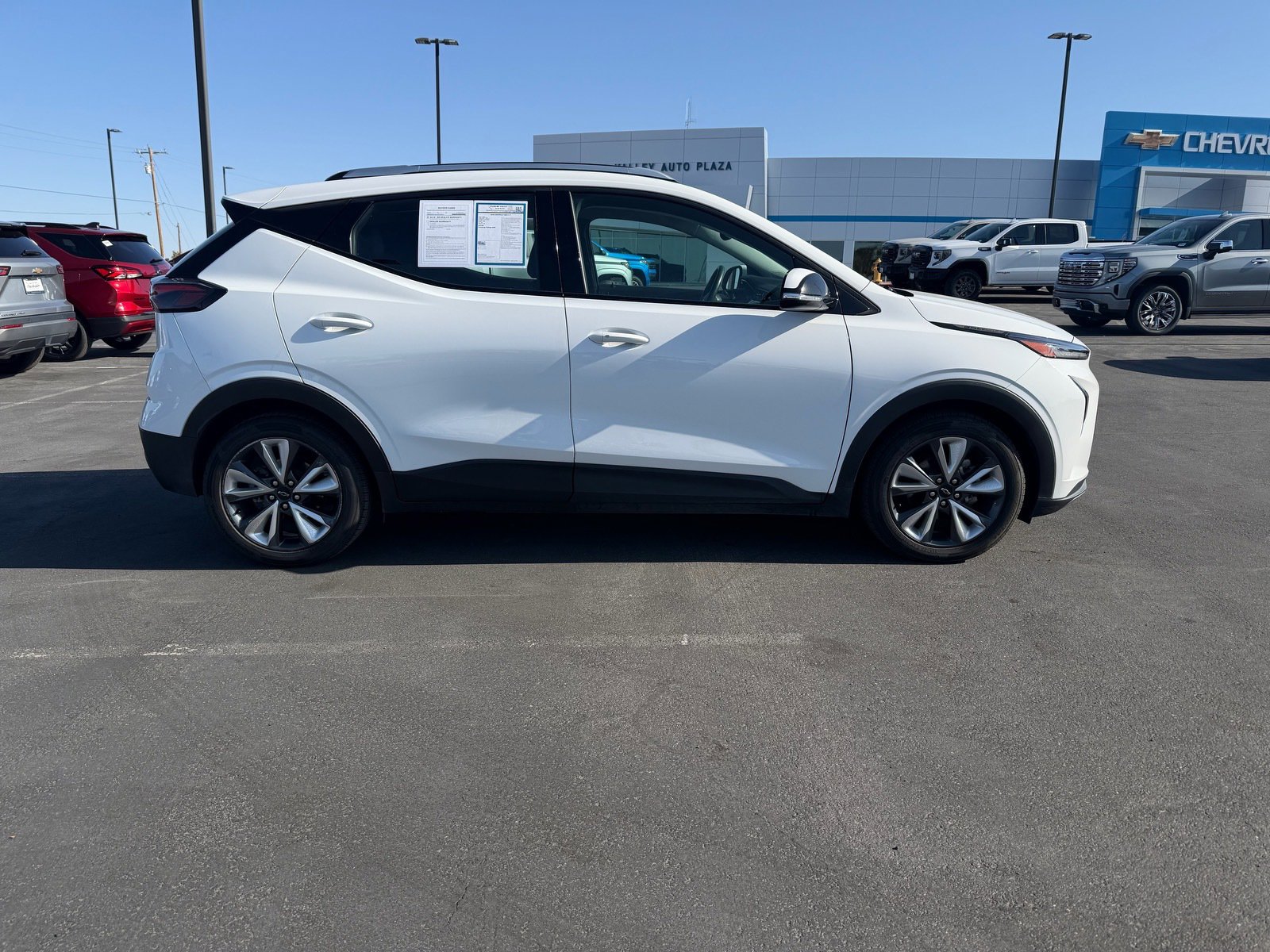 Used 2022 Chevrolet Bolt EUV LT w/ Convenience Package FWD image 2