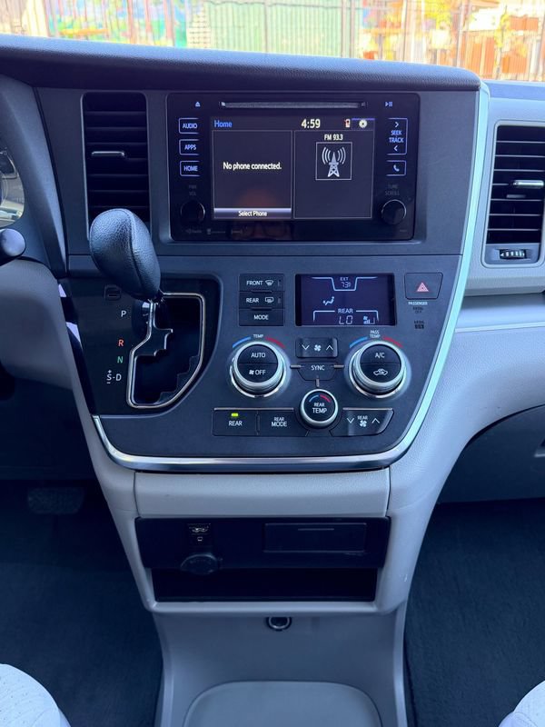 Used 2017 Toyota Sienna LE FWD image 26