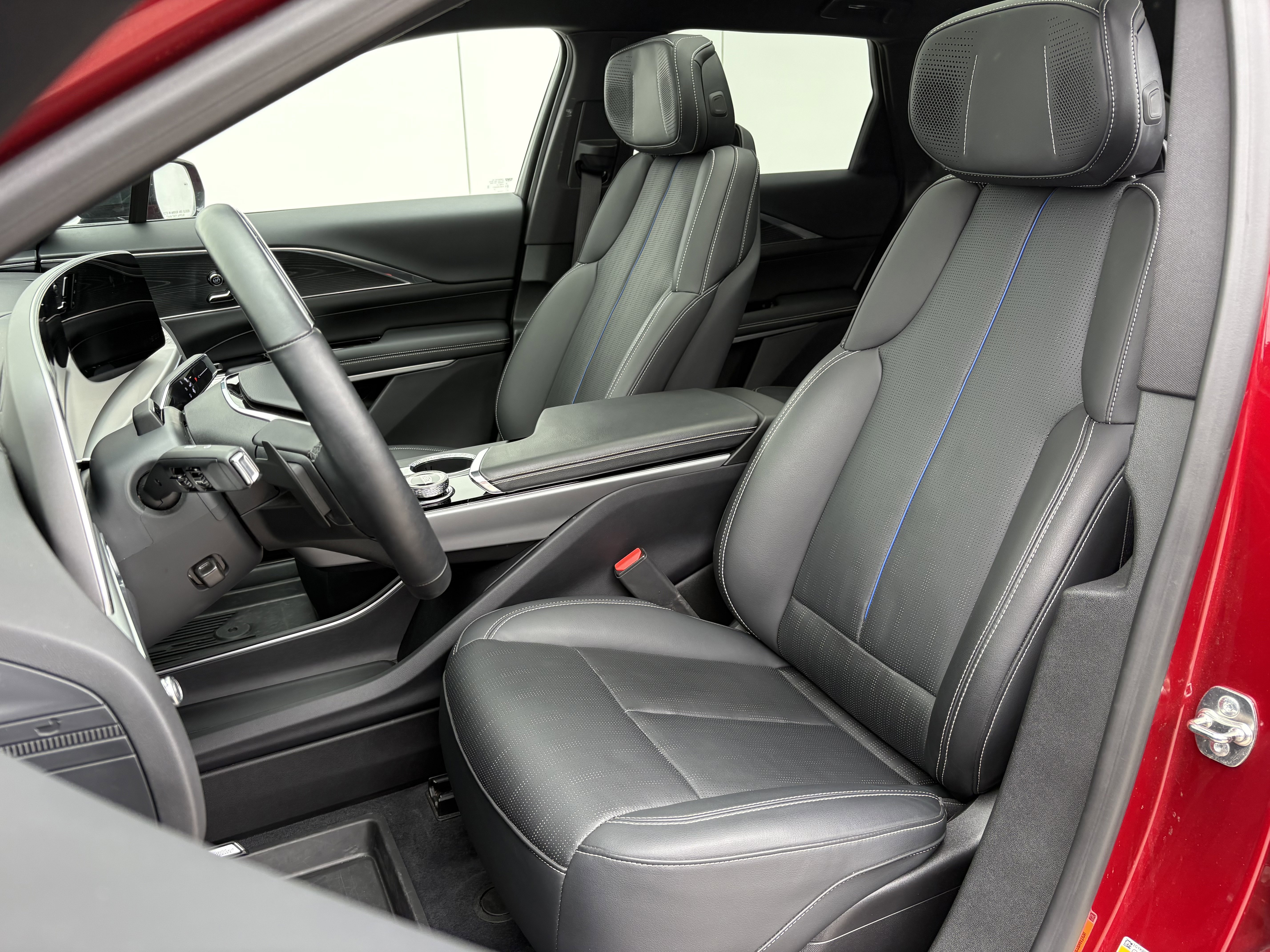 Used 2024 Cadillac Lyriq Luxury w/ LPO, Floor Liner Package AWD/4WD image 12