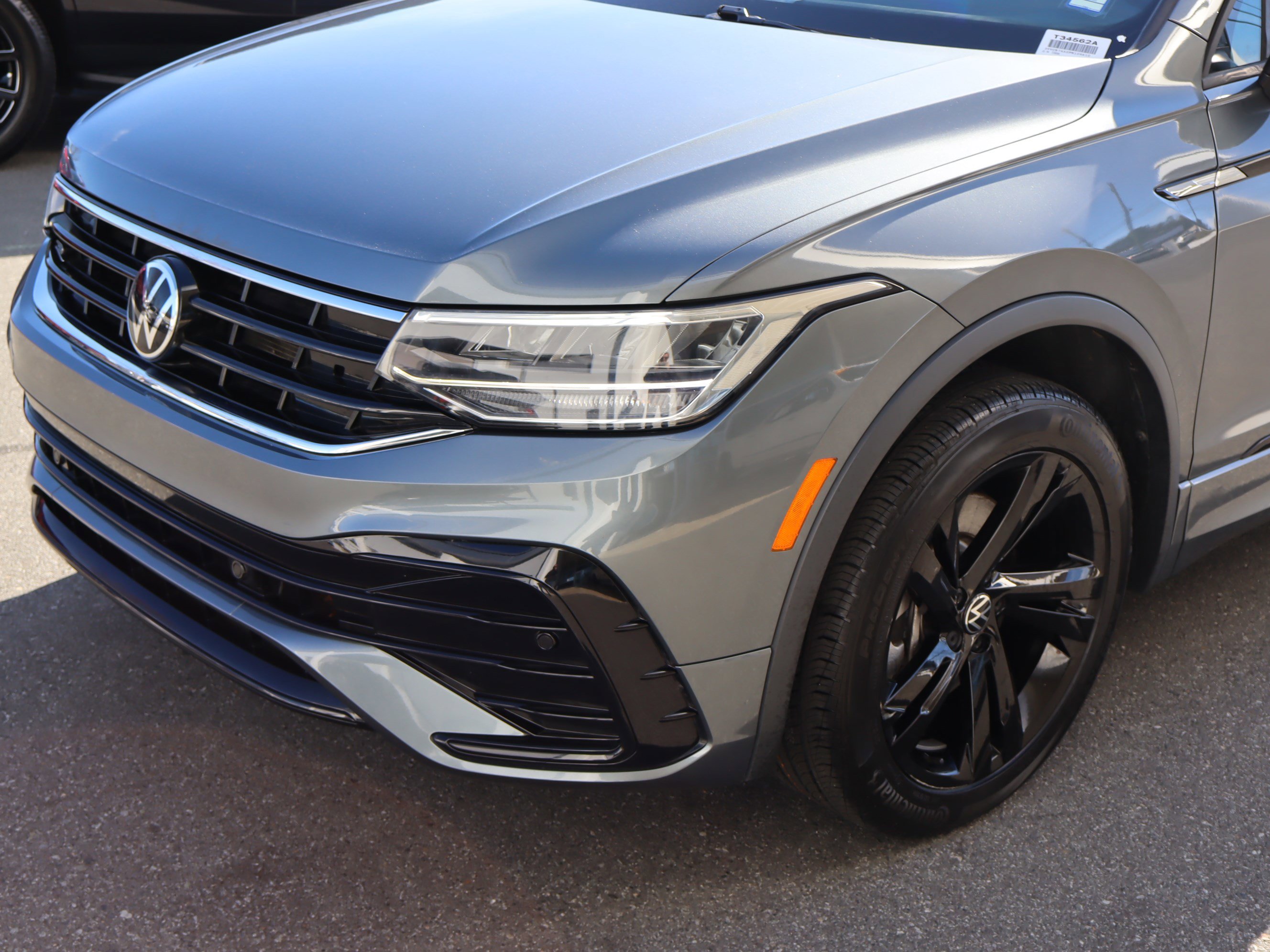 Used 2023 Volkswagen Tiguan SE R-Line image 6