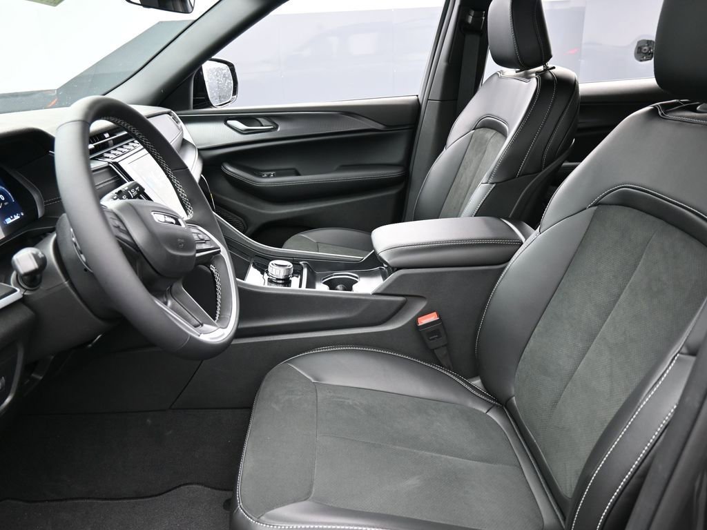 New 2025 Jeep Grand Cherokee L Altitude image 10