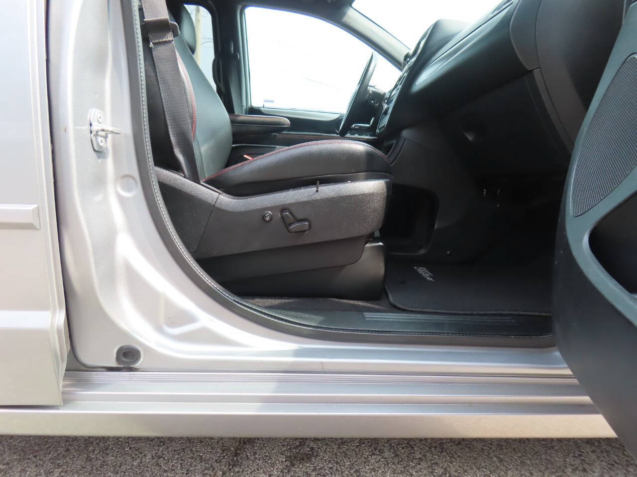 Used 2016 Dodge Grand Caravan R/T FWD image 19