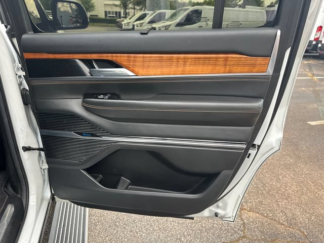 Used 2022 Jeep Grand Wagoneer Series III w/ Rear Seat Video Group 1 AWD/4WD image 18