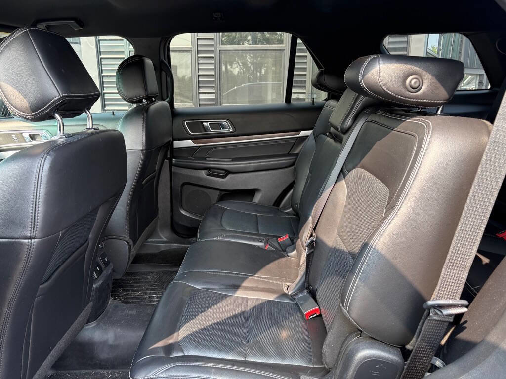 Used 2017 Ford Explorer Limited image 11