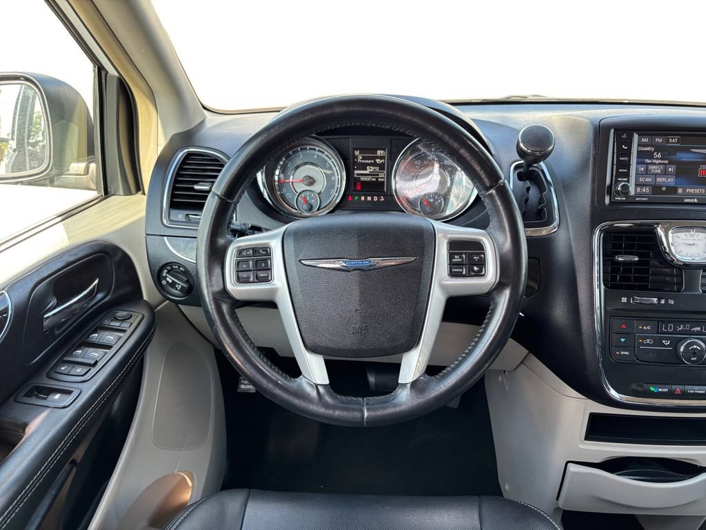 Used 2014 Chrysler Town & Country Touring-L FWD image 18