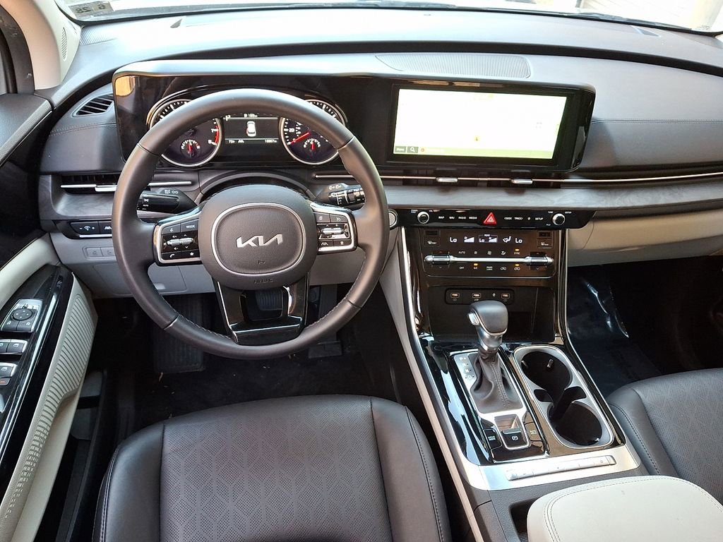 Used 2023 Kia Carnival EX image 12