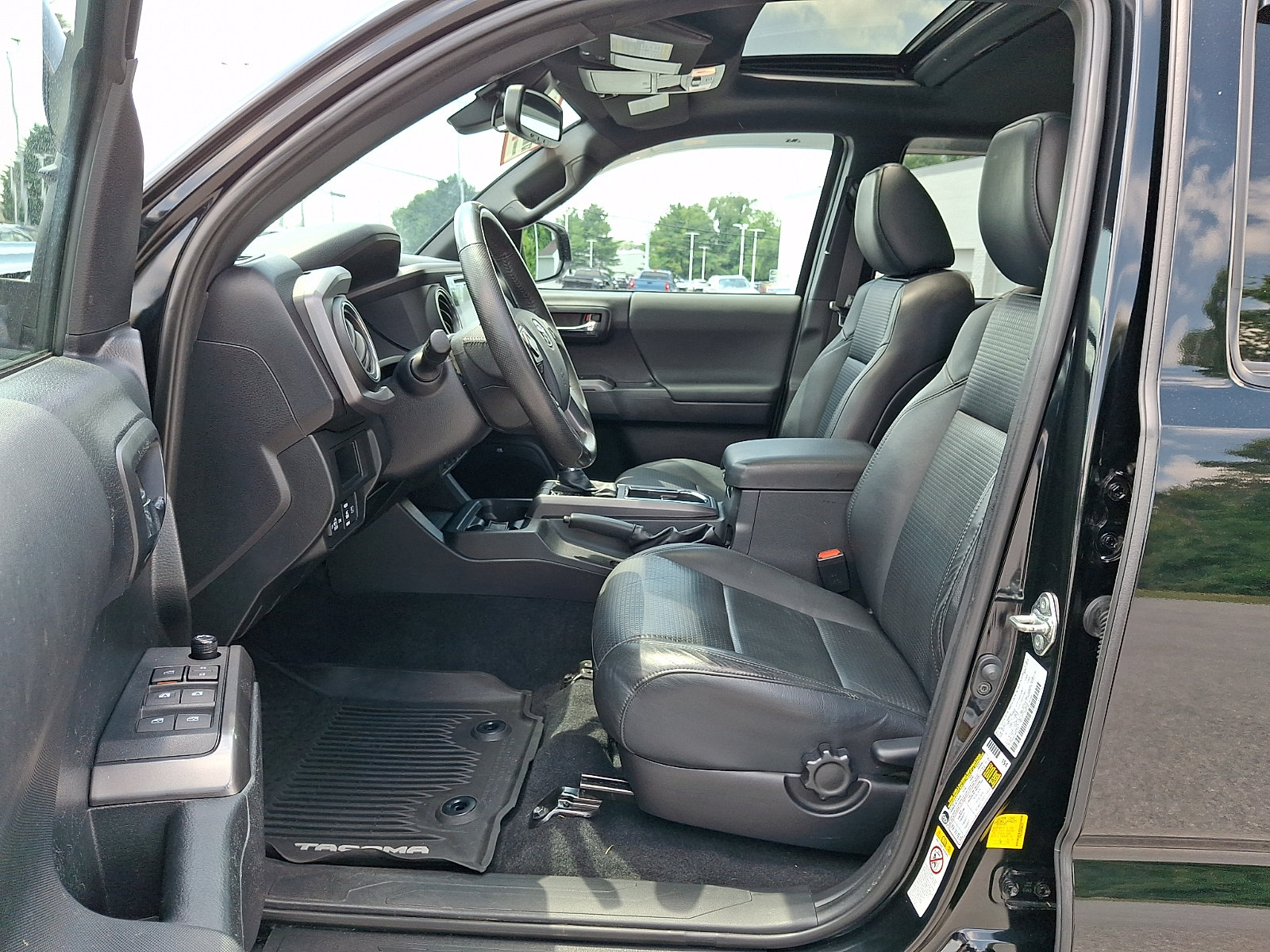 Used 2019 Toyota Tacoma TRD Sport w/ TRD Premium Sport Package AWD/4WD image 14