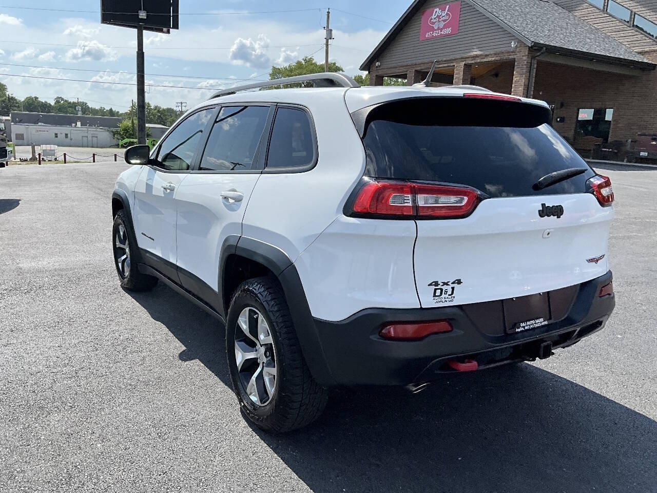 Used 2014 Jeep Cherokee Trailhawk w/ Comfort/Convenience Group AWD/4WD image 3