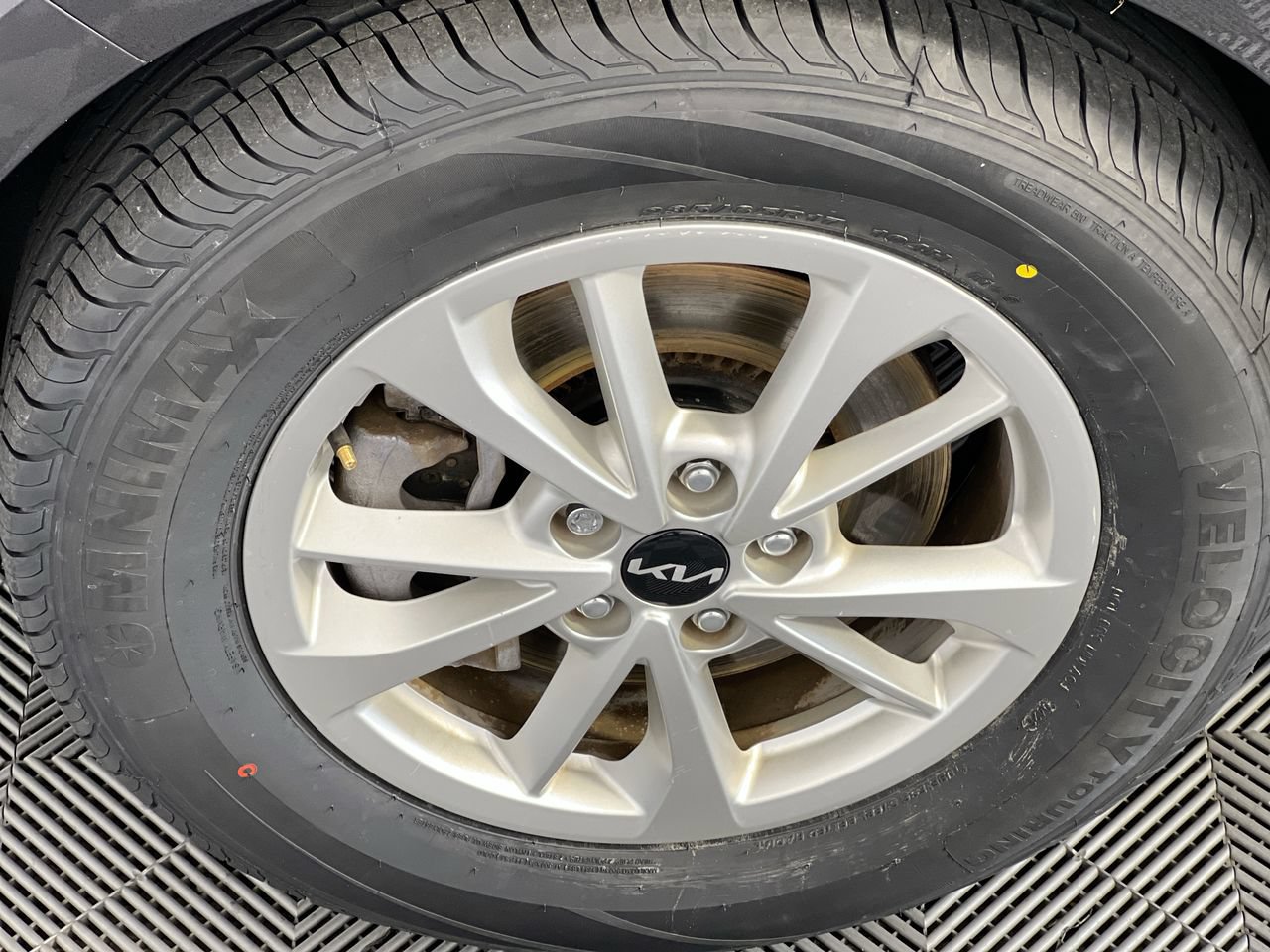 Certified 2024 Kia Carnival LX FWD image 10