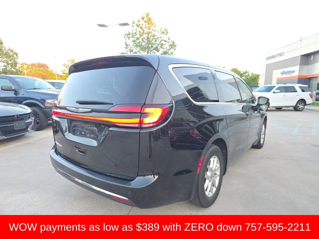 Used 2023 Chrysler Pacifica Touring-L image 4