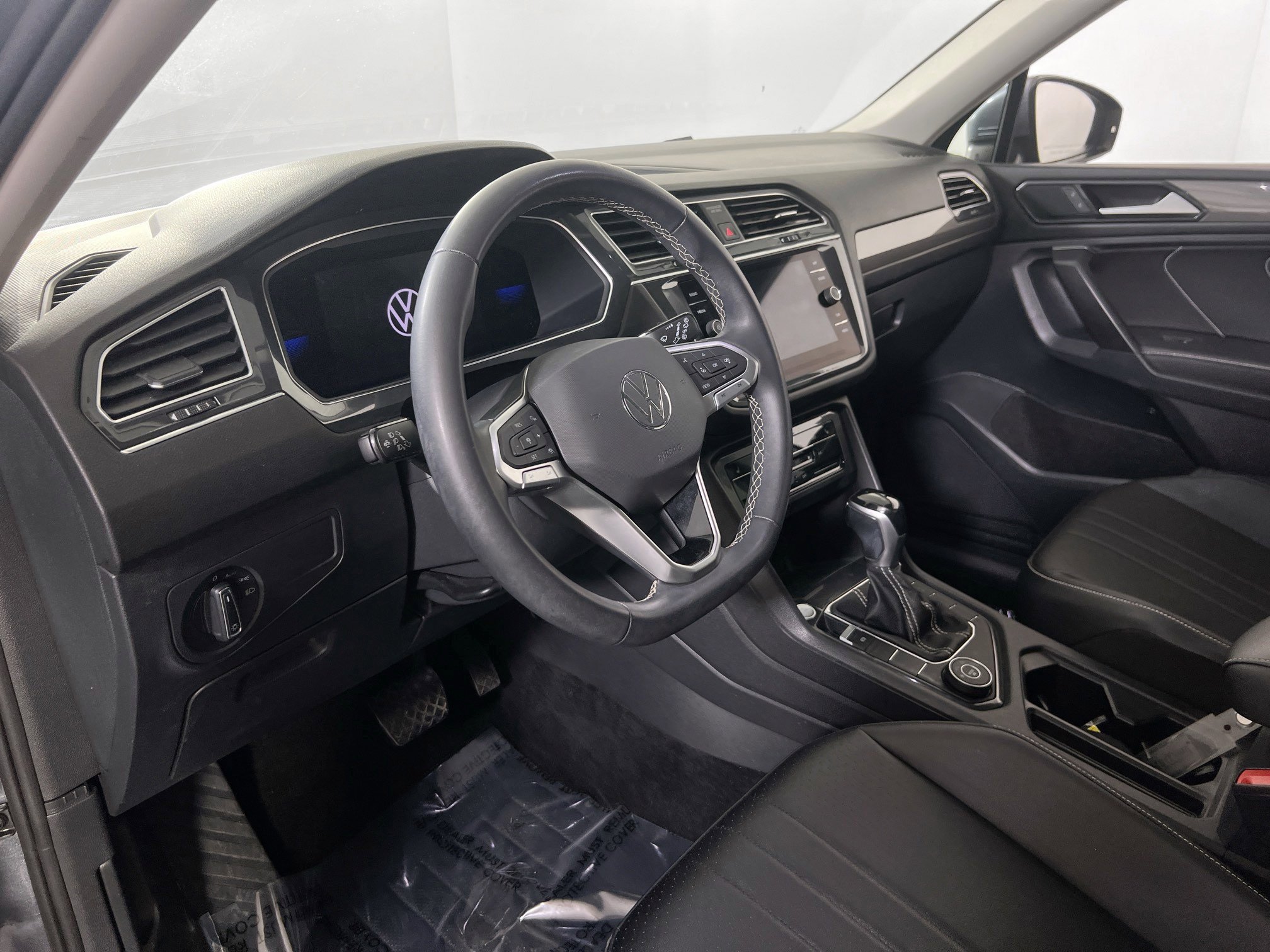 Used 2022 Volkswagen Tiguan SE image 9