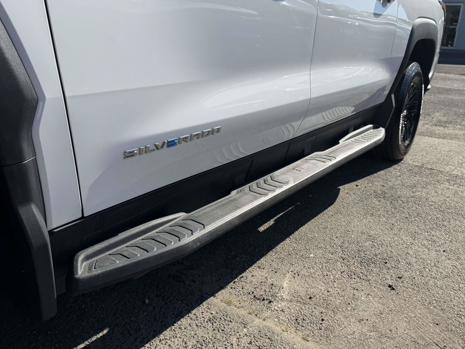 Certified 2024 Chevrolet Silverado EV W/T AWD/4WD image 8