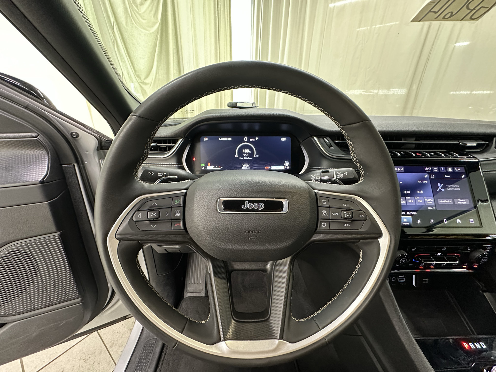 Used 2025 Jeep Grand Cherokee Altitude AWD/4WD image 26