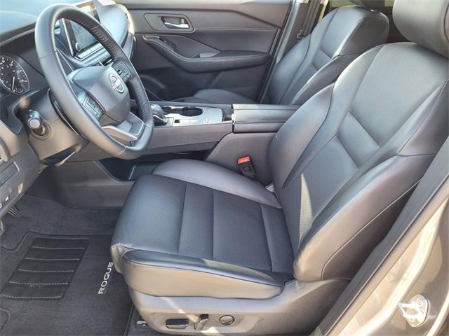 Used 2025 Nissan Rogue SV w/ SV Premium Package image 13