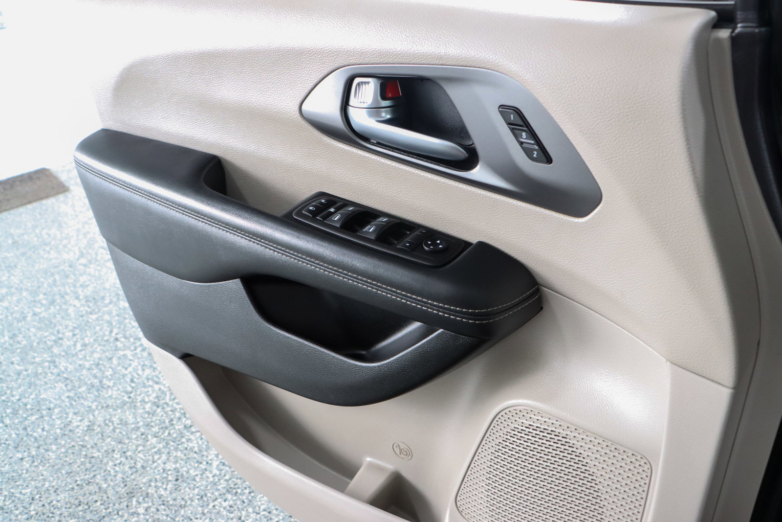 Used 2023 Chrysler Pacifica Touring-L image 21