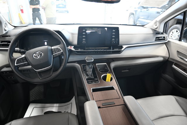 Used 2021 Toyota Sienna XLE w/ XLE Plus Package FWD image 14