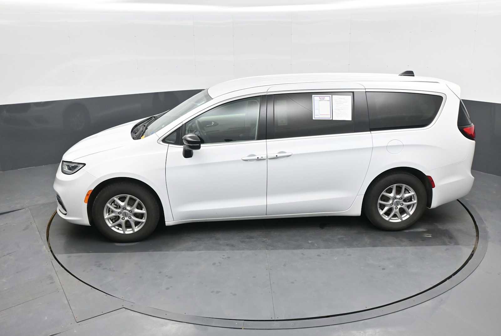 Used 2024 Chrysler Pacifica Touring-L image 13