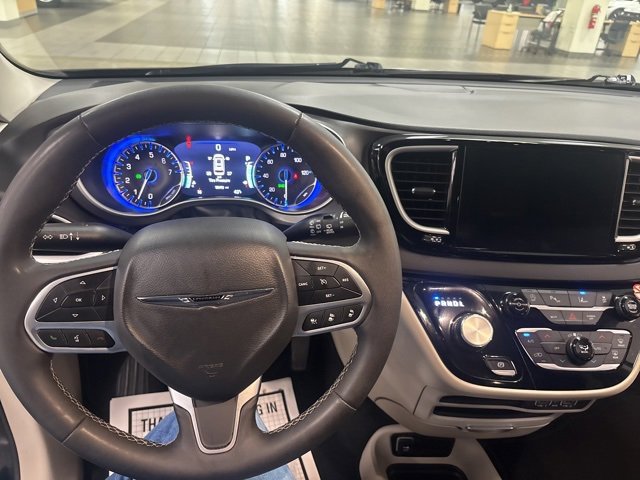 Used 2024 Chrysler Pacifica Touring-L image 17