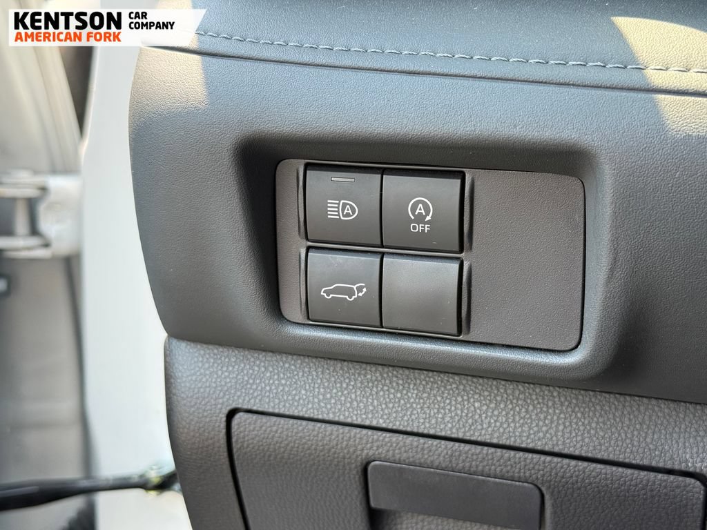 Used 2025 Toyota Highlander LE AWD/4WD image 17