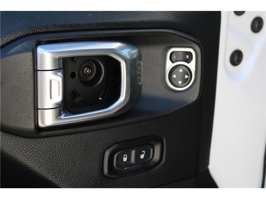 Used 2018 Jeep Wrangler Unlimited Sahara w/ Uconnect 4C Nav & Sound Group image 17