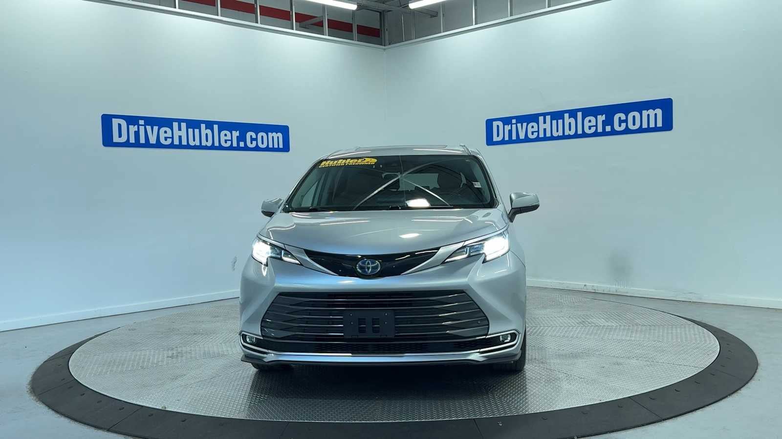 Used 2023 Toyota Sienna Limited AWD/4WD image 3