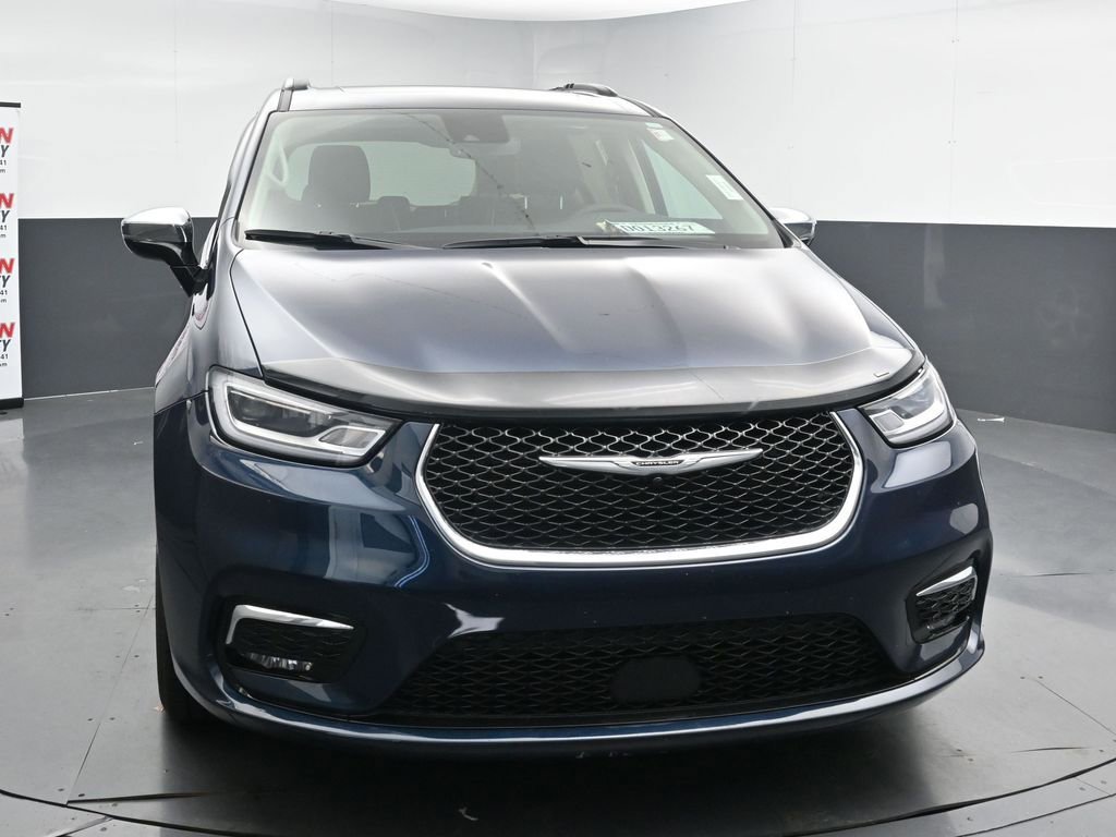 Used 2023 Chrysler Pacifica Limited image 3