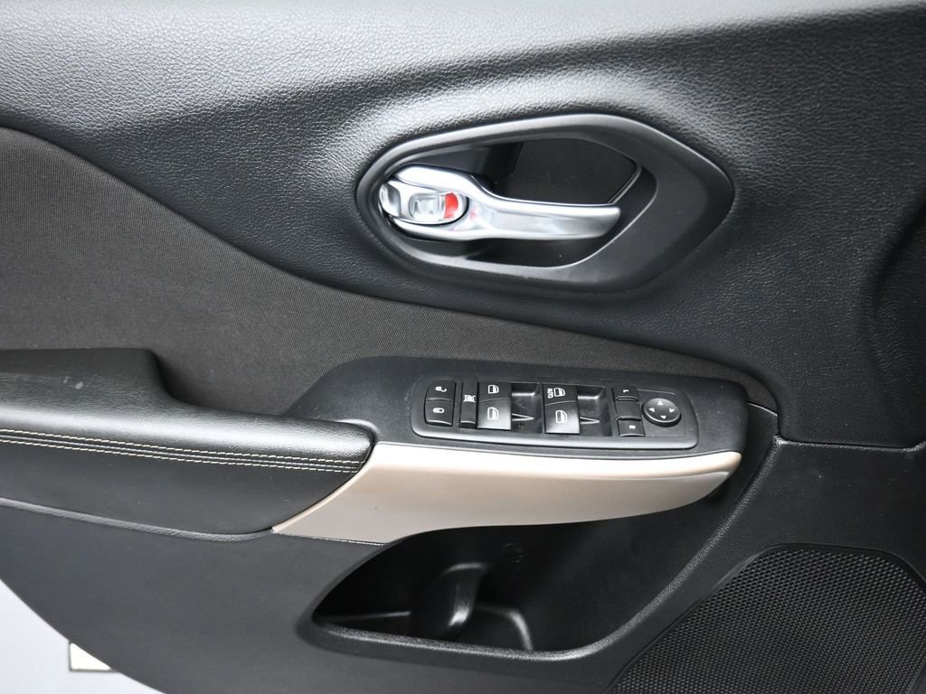 Used 2017 Jeep Cherokee Sport w/ Cold Weather Group image 10