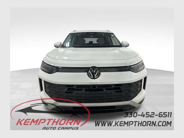 Used 2025 Volkswagen Tiguan SE image 1