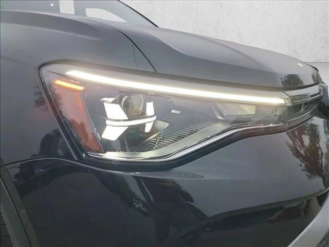 Used 2025 Volkswagen Taos SE w/ Panoramic Sunroof Package image 4