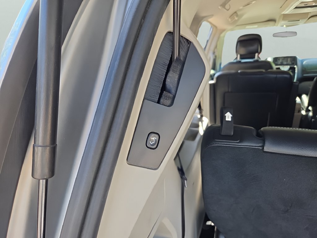 Used 2015 Chrysler Town & Country Touring FWD image 10