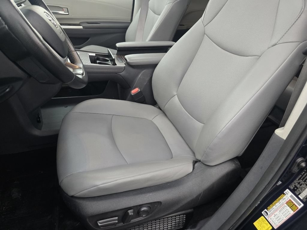 Certified 2024 Toyota Sienna XLE FWD image 23